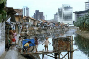 3440 INDONESIA SLUMS NEAR DOWNTOWN AREA OF JAKARTA SEAN SPRAGUE PHOTO